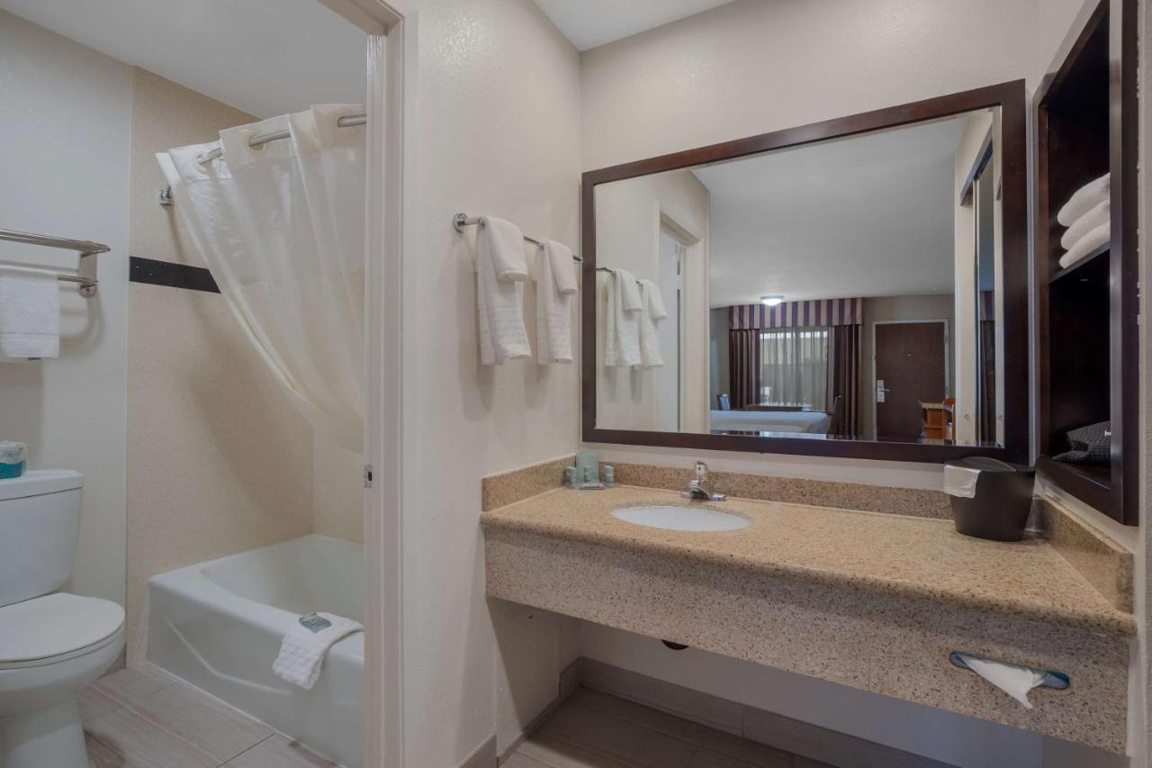 Best Western Norwalk Inn Экстерьер фото